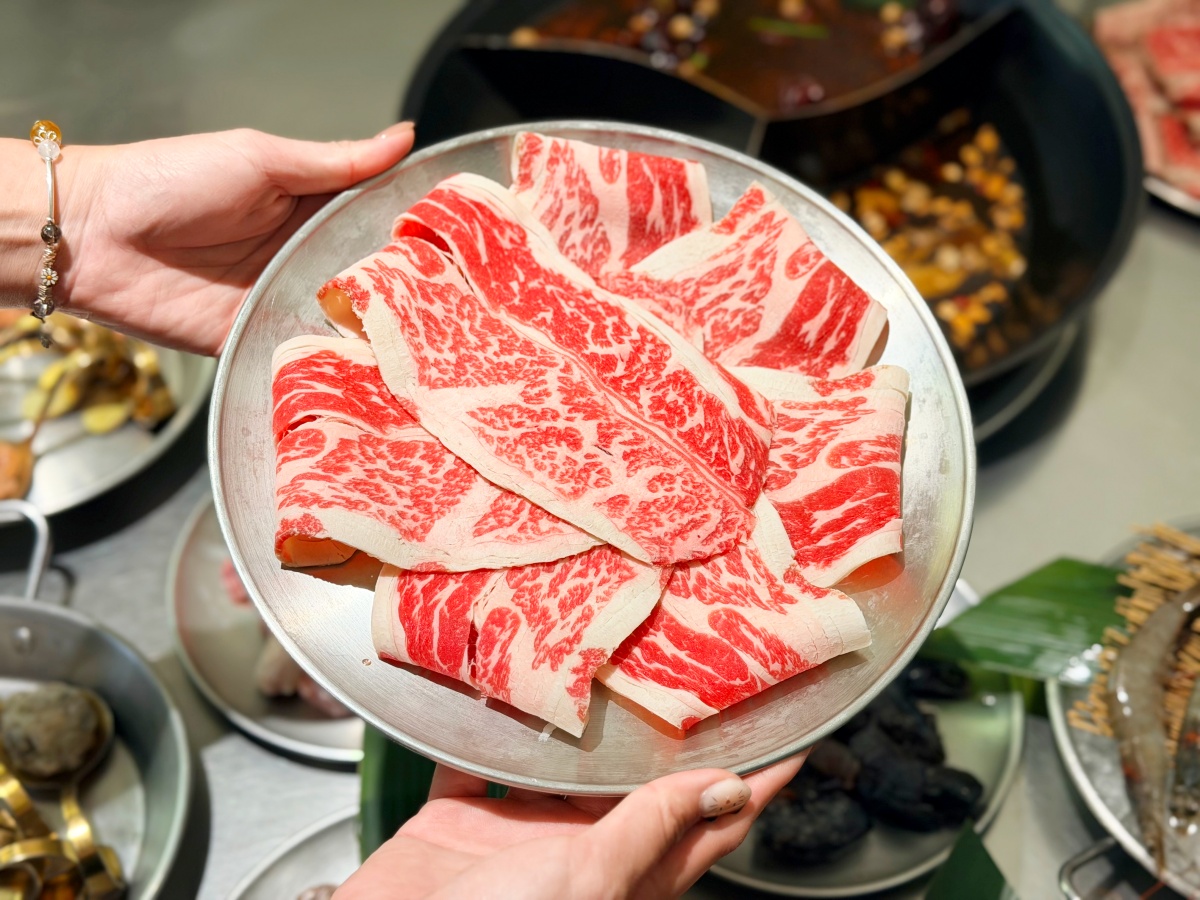 高雄潮虎老火鍋｜美術館商圈超人氣三湯底賓士鍋，全新升級吃到飽自助吧，肉控的天堂！