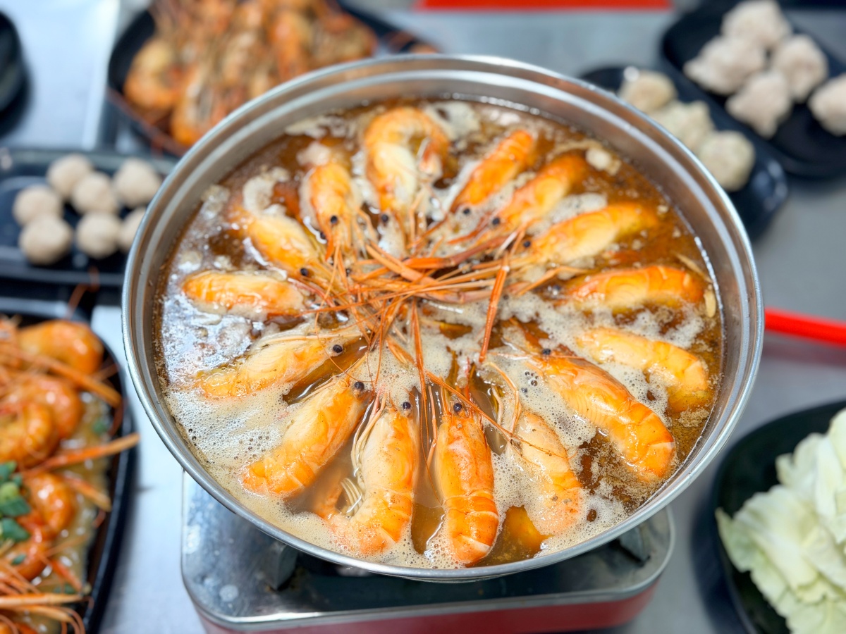 台南美食｜永康區王記薑母鴨：在地人默默在吃的一鍋，薑母蝦、檸檬蝦、胡椒蝦全都超強