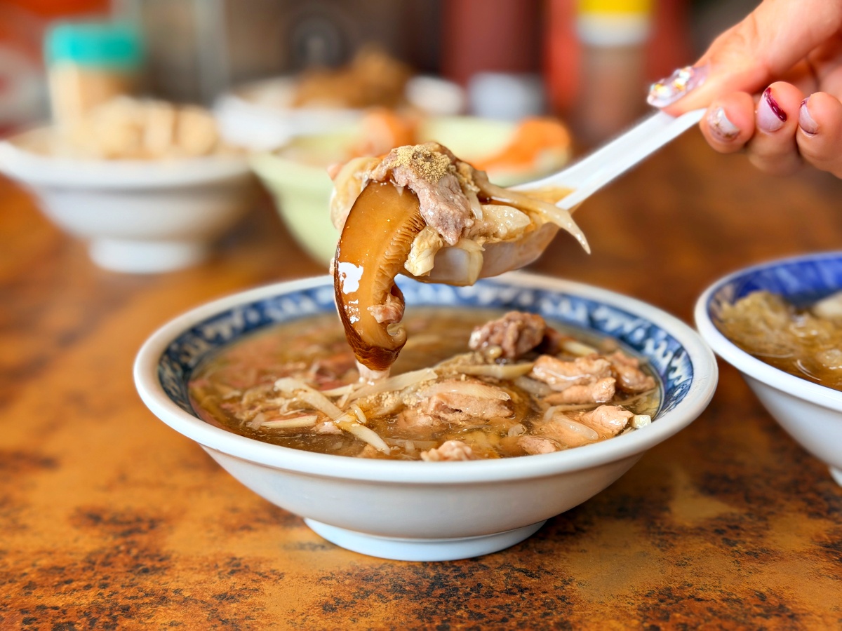 【雲林北港美食｜廟邊假魚肚】朝天宮旁的老味道，從吃不起魚肚到成為北港最經典的湯飯