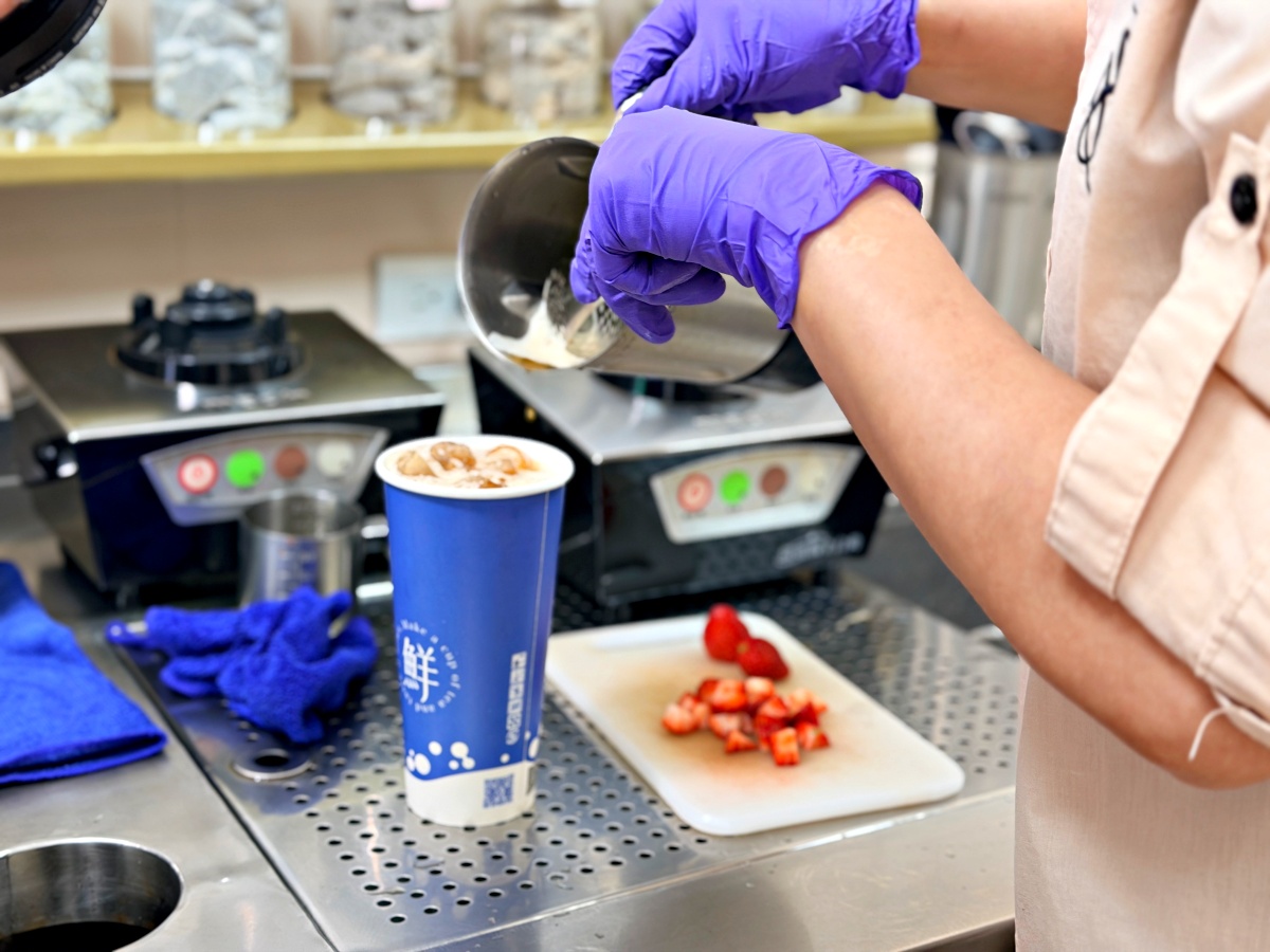 【台南新營】鮮嵐茶：全台南唯一！隱身巷弄的職人系手搖，冬季限定草莓與三喝焦燒布蕾的視覺饗宴