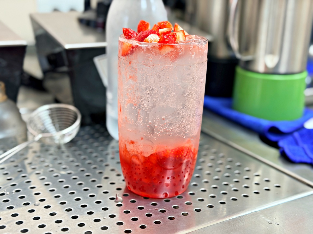 【台南新營】鮮嵐茶：全台南唯一！隱身巷弄的職人系手搖，冬季限定草莓與三喝焦燒布蕾的視覺饗宴