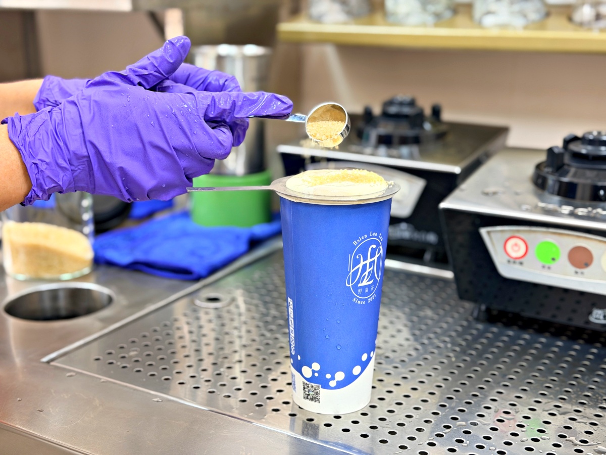 【台南新營】鮮嵐茶：全台南唯一！隱身巷弄的職人系手搖，冬季限定草莓與三喝焦燒布蕾的視覺饗宴