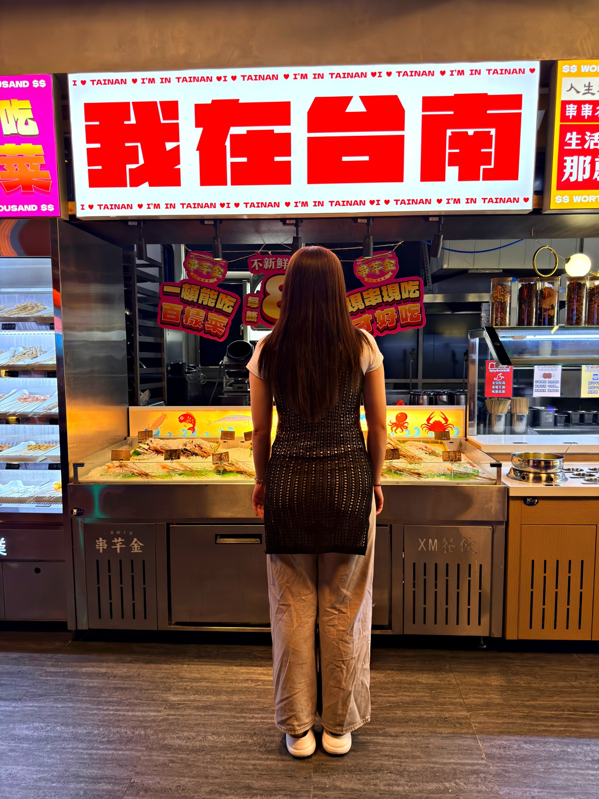 【台南美食】串芊金火鍋串串｜海安路必吃！全新「串串吃到飽」強勢登場：百種串串、手搖飲、精緻甜點無限供應，徹底實現你的串串自由！