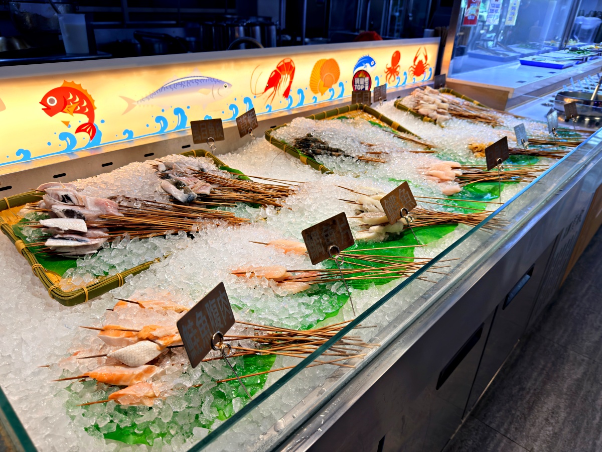 【台南美食】串芊金火鍋串串｜海安路必吃！全新「串串吃到飽」強勢登場：百種串串、手搖飲、精緻甜點無限供應，徹底實現你的串串自由！