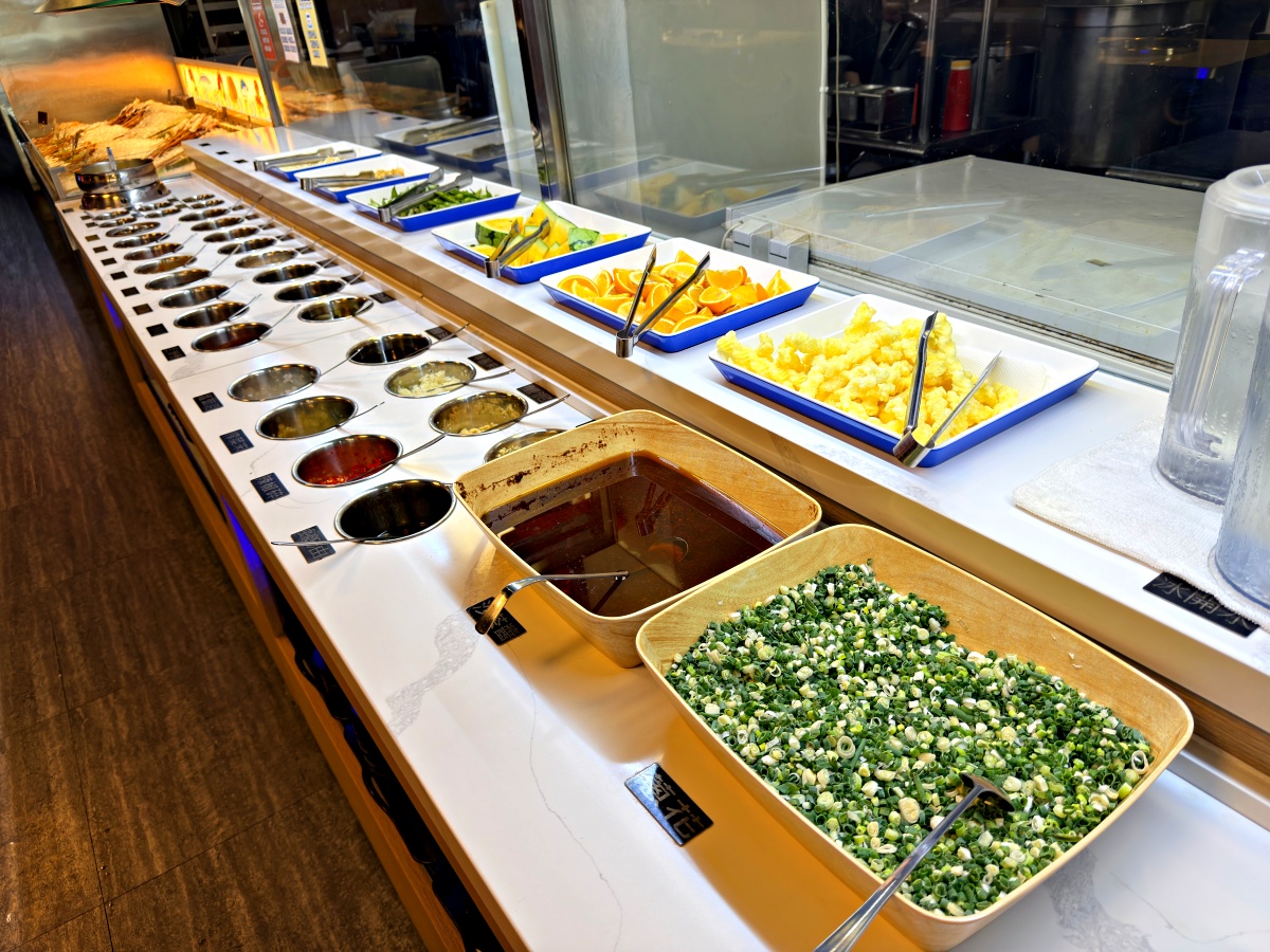 【台南美食】串芊金火鍋串串｜海安路必吃！全新「串串吃到飽」強勢登場：百種串串、手搖飲、精緻甜點無限供應，徹底實現你的串串自由！