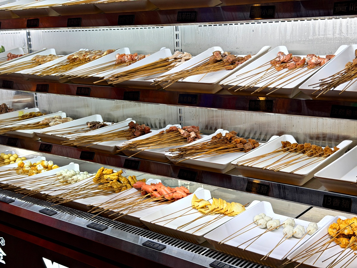 【台南美食】串芊金火鍋串串｜海安路必吃！全新「串串吃到飽」強勢登場：百種串串、手搖飲、精緻甜點無限供應，徹底實現你的串串自由！