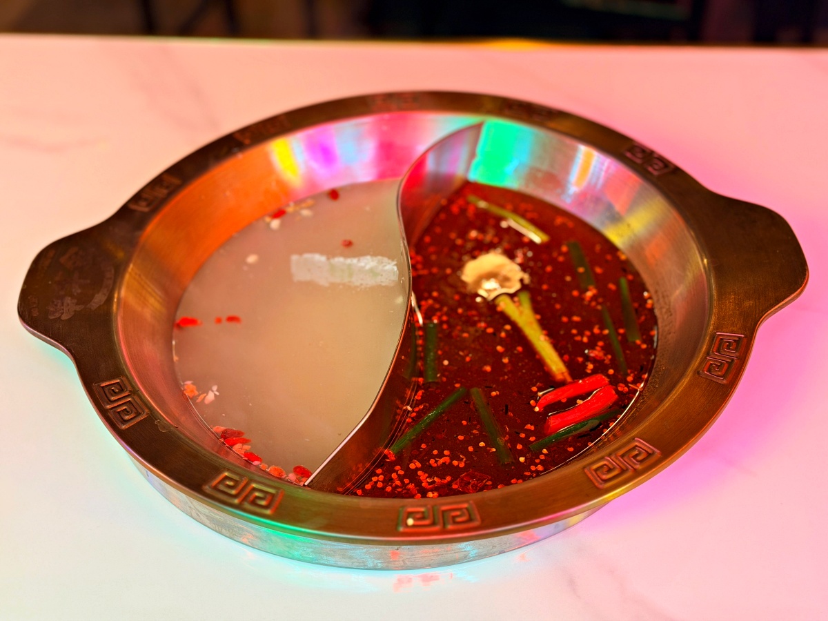 【台南美食】串芊金火鍋串串｜海安路必吃！全新「串串吃到飽」強勢登場：百種串串、手搖飲、精緻甜點無限供應，徹底實現你的串串自由！