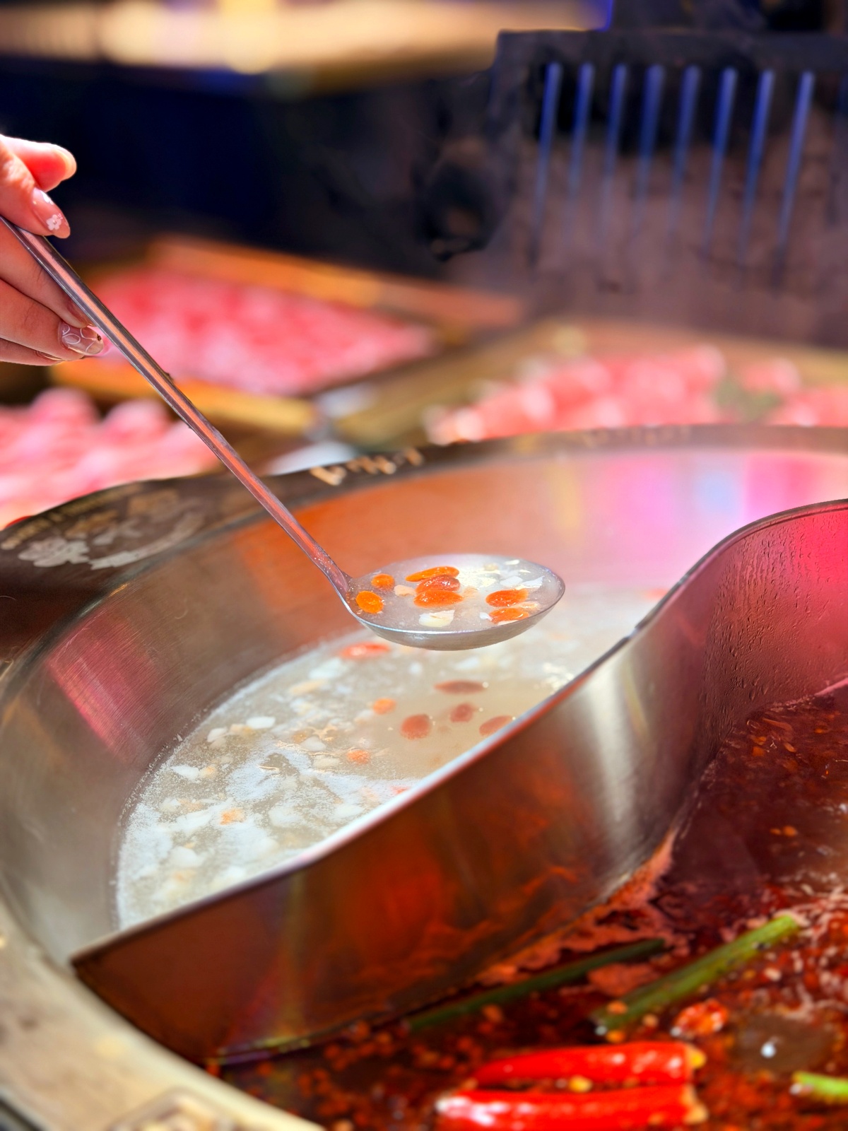 【台南美食】串芊金火鍋串串｜海安路必吃！全新「串串吃到飽」強勢登場：百種串串、手搖飲、精緻甜點無限供應，徹底實現你的串串自由！