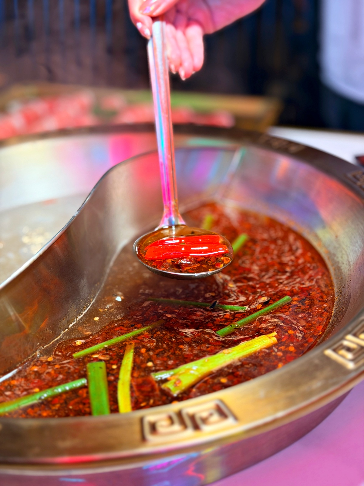 【台南美食】串芊金火鍋串串｜海安路必吃！全新「串串吃到飽」強勢登場：百種串串、手搖飲、精緻甜點無限供應，徹底實現你的串串自由！