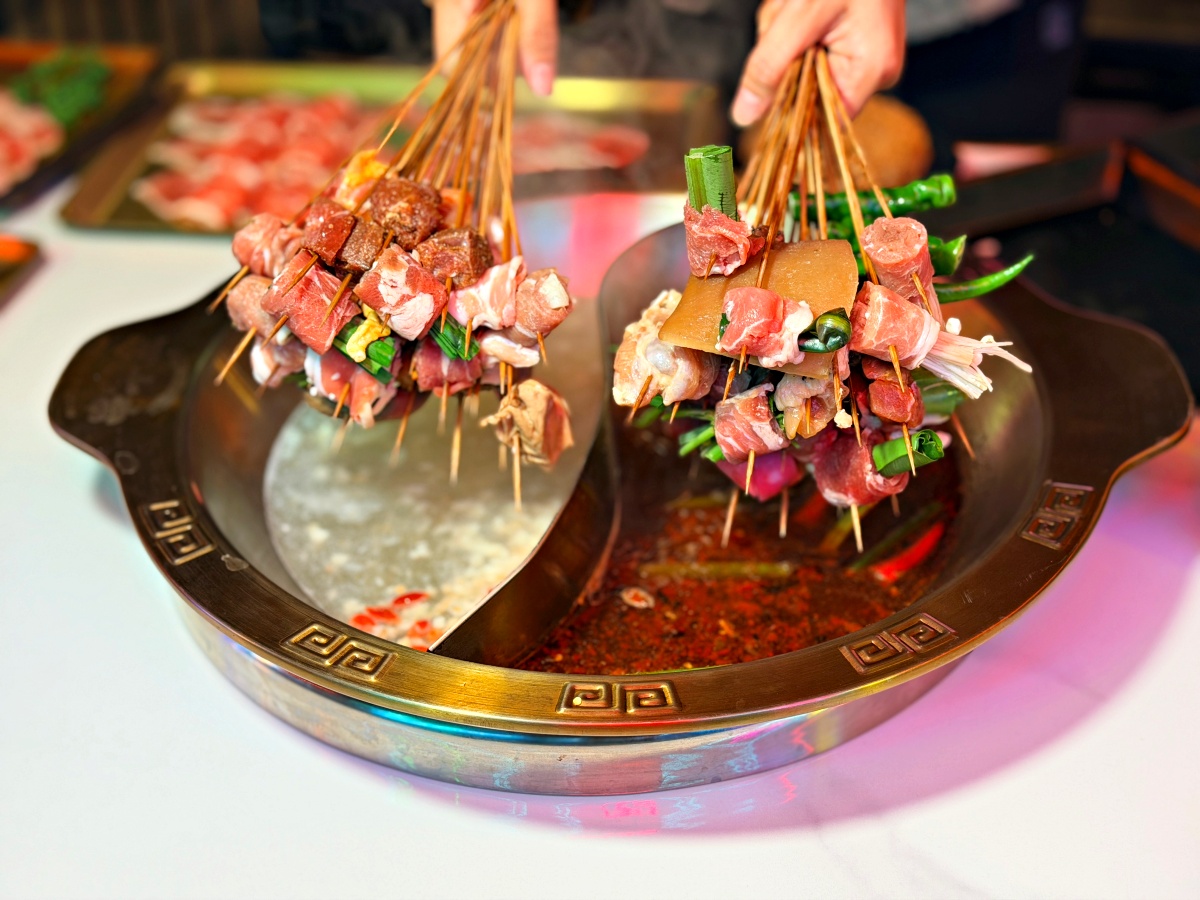 【台南美食】串芊金火鍋串串｜海安路必吃！全新「串串吃到飽」強勢登場：百種串串、手搖飲、精緻甜點無限供應，徹底實現你的串串自由！