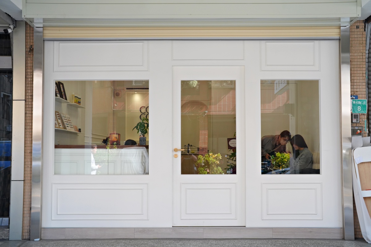 【台南美甲推薦】在地11年「COCO美學」東區新店開箱！手足單色$1500、專業坎甲矯正救星、秋冬Q熊造型，二樓絕美空間深度沈浸體驗