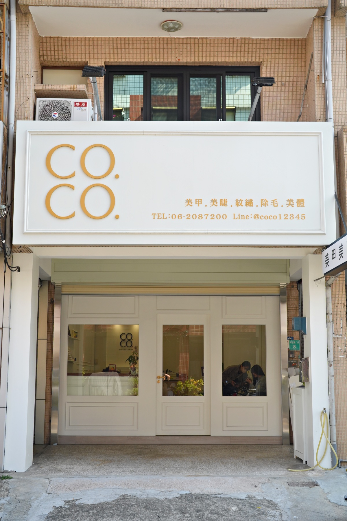 【台南美甲推薦】在地11年「COCO美學」東區新店開箱！手足單色$1500、專業坎甲矯正救星、秋冬Q熊造型，二樓絕美空間深度沈浸體驗