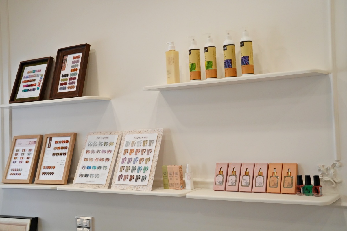 【台南美甲推薦】在地11年「COCO美學」東區新店開箱！手足單色$1500、專業坎甲矯正救星、秋冬Q熊造型，二樓絕美空間深度沈浸體驗