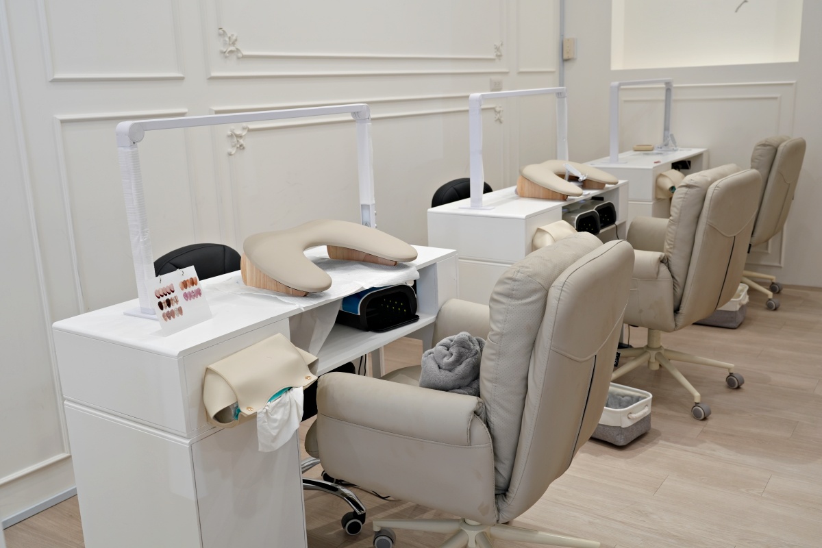 【台南美甲推薦】在地11年「COCO美學」東區新店開箱！手足單色$1500、專業坎甲矯正救星、秋冬Q熊造型，二樓絕美空間深度沈浸體驗