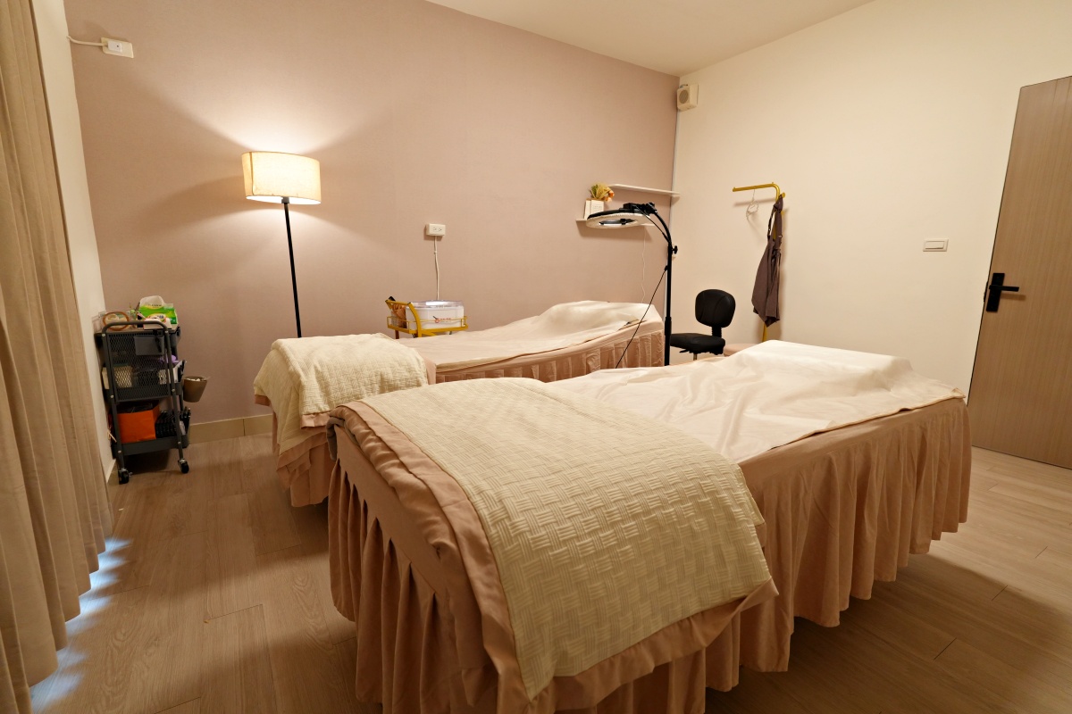 【台南美甲推薦】在地11年「COCO美學」東區新店開箱！手足單色$1500、專業坎甲矯正救星、秋冬Q熊造型，二樓絕美空間深度沈浸體驗