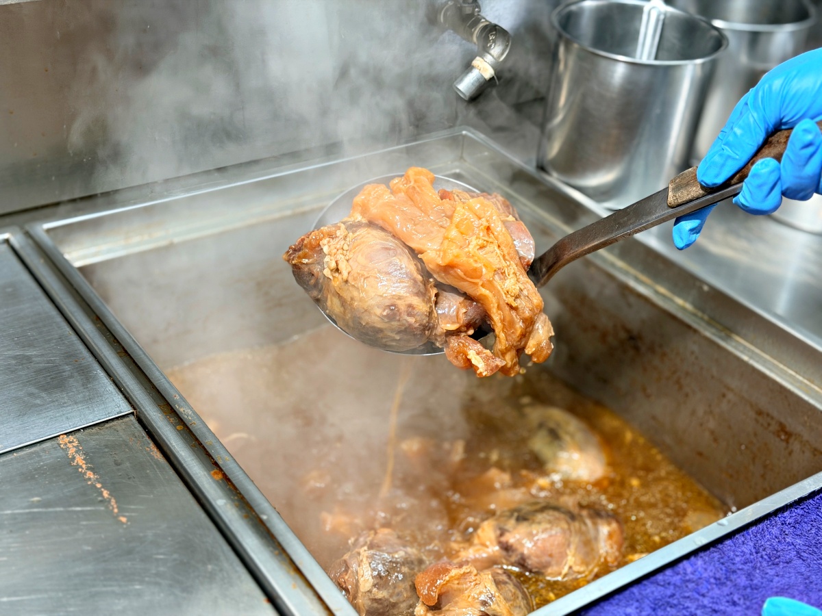 鳳山牛肉麵的天花板：【318 霸王牛肉麵】專業開箱，醬燒工藝與溫體腿庫的味覺感官劇本