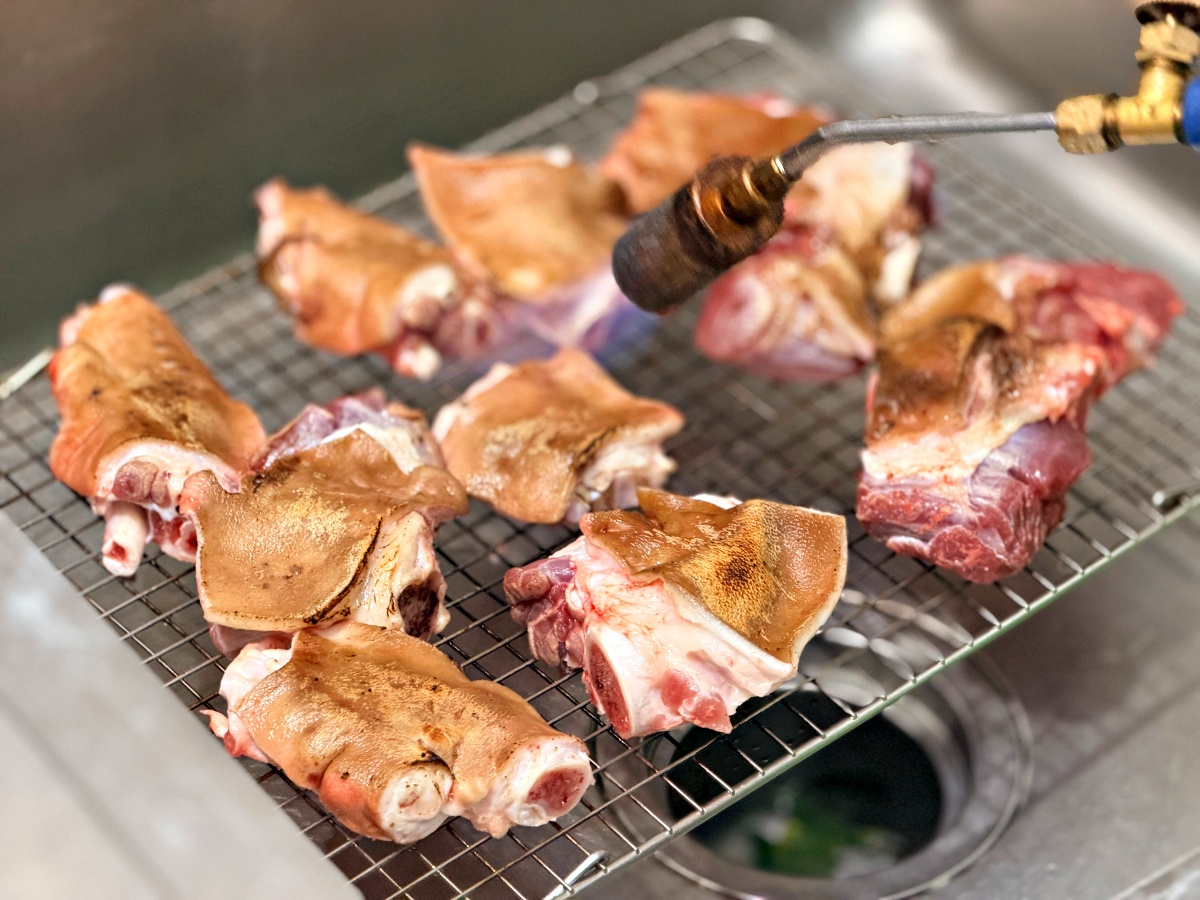 鳳山牛肉麵的天花板：【318 霸王牛肉麵】專業開箱，醬燒工藝與溫體腿庫的味覺感官劇本