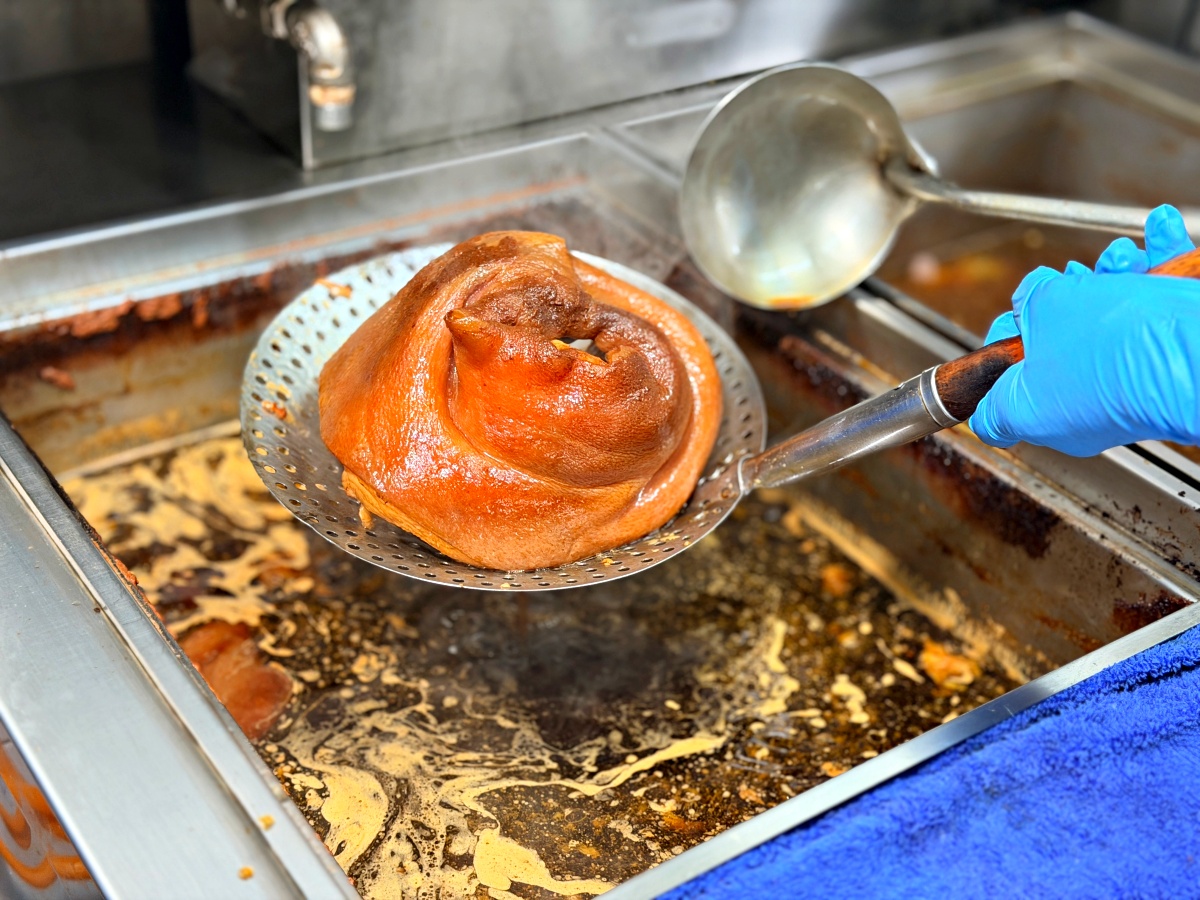 鳳山牛肉麵的天花板：【318 霸王牛肉麵】專業開箱，醬燒工藝與溫體腿庫的味覺感官劇本