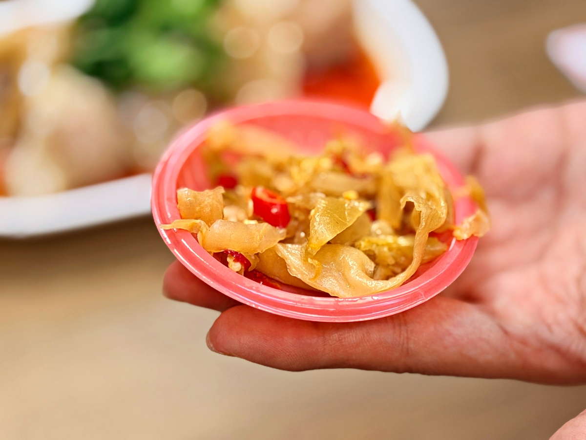 鳳山牛肉麵的天花板：【318 霸王牛肉麵】專業開箱，醬燒工藝與溫體腿庫的味覺感官劇本