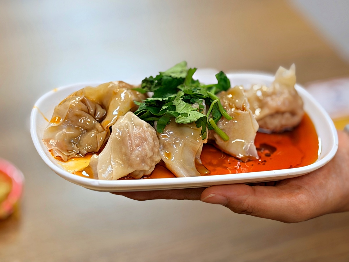 鳳山牛肉麵的天花板：【318 霸王牛肉麵】專業開箱，醬燒工藝與溫體腿庫的味覺感官劇本