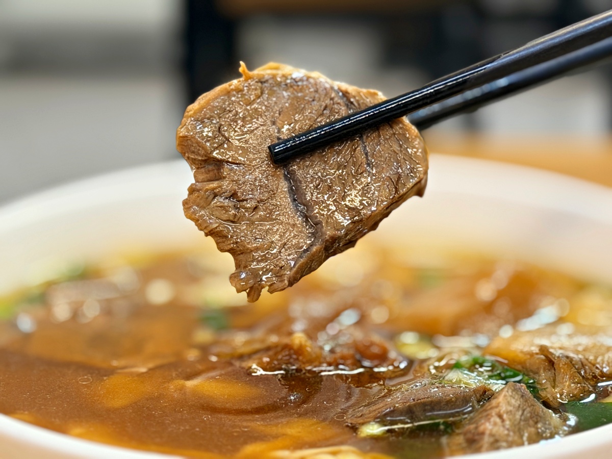 鳳山牛肉麵的天花板：【318 霸王牛肉麵】專業開箱，醬燒工藝與溫體腿庫的味覺感官劇本