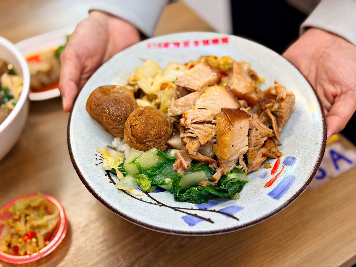 鳳山牛肉麵的天花板：【318 霸王牛肉麵】專業開箱，醬燒工藝與溫體腿庫的味覺感官劇本