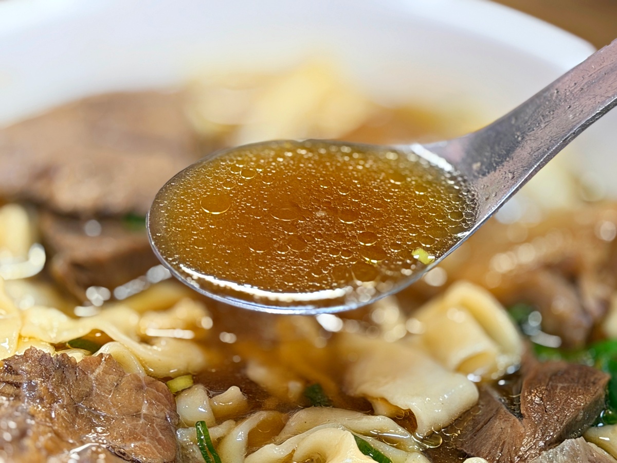 鳳山牛肉麵的天花板：【318 霸王牛肉麵】專業開箱，醬燒工藝與溫體腿庫的味覺感官劇本