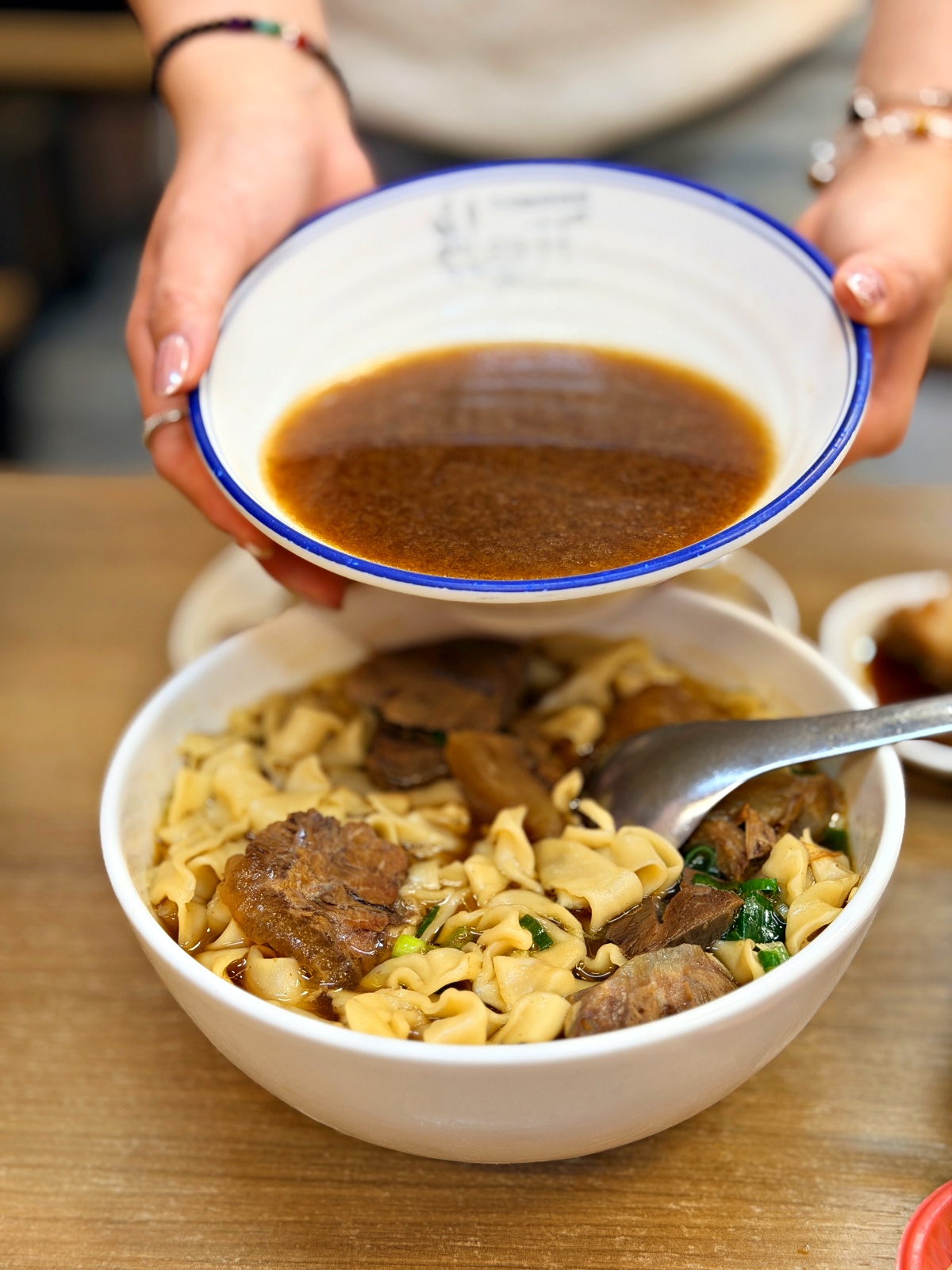 鳳山牛肉麵的天花板：【318 霸王牛肉麵】專業開箱，醬燒工藝與溫體腿庫的味覺感官劇本