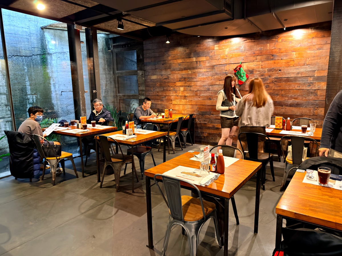 宜蘭排隊美食之冠！來來牛排深度評測：讓香菜控尖叫的「綠色奇蹟」與最強酥皮濃湯