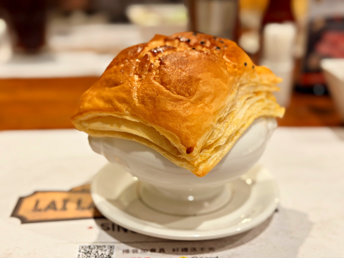 宜蘭排隊美食之冠！來來牛排深度評測：讓香菜控尖叫的「綠色奇蹟」與最強酥皮濃湯