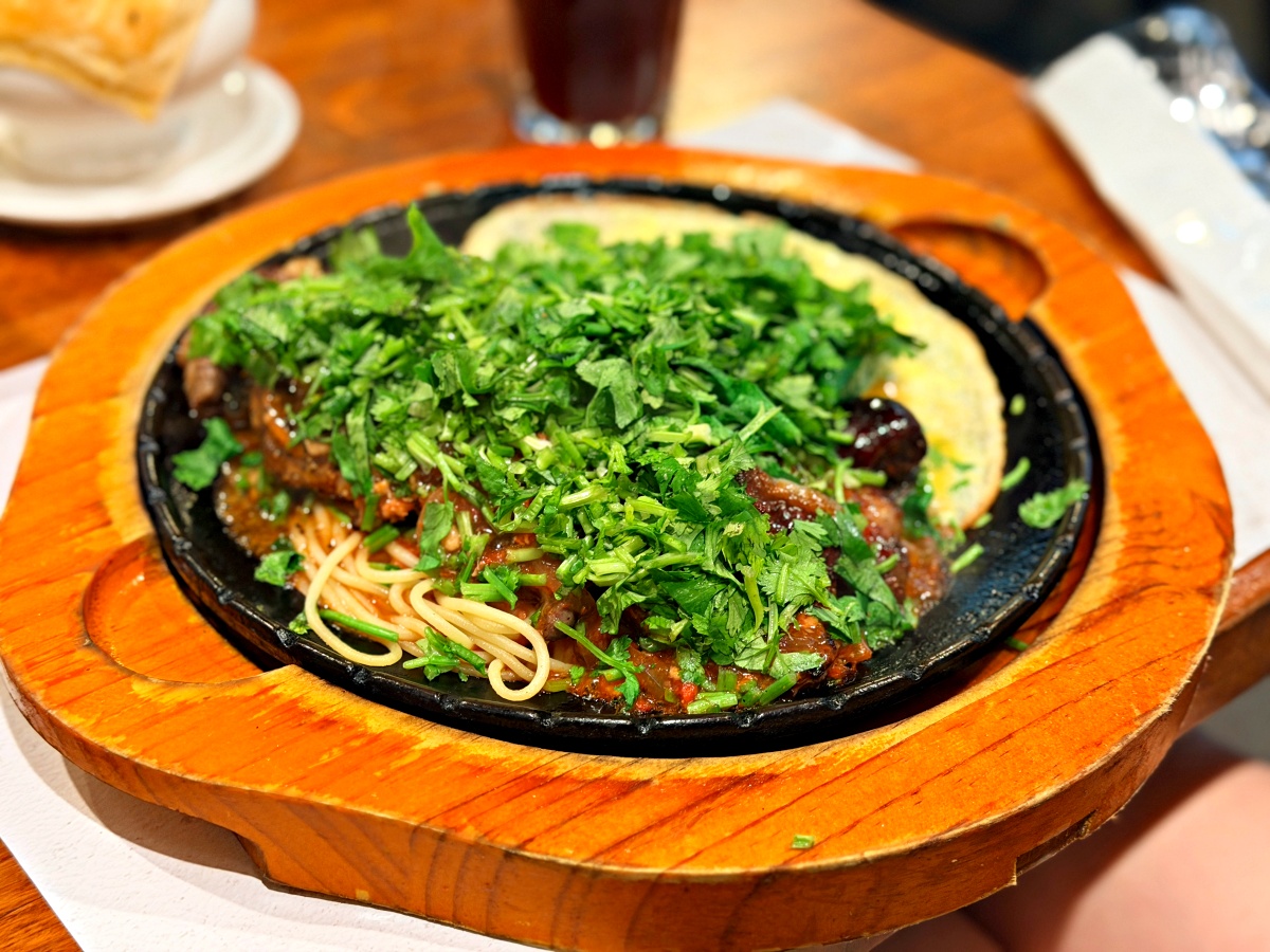 宜蘭排隊美食之冠！來來牛排深度評測：讓香菜控尖叫的「綠色奇蹟」與最強酥皮濃湯