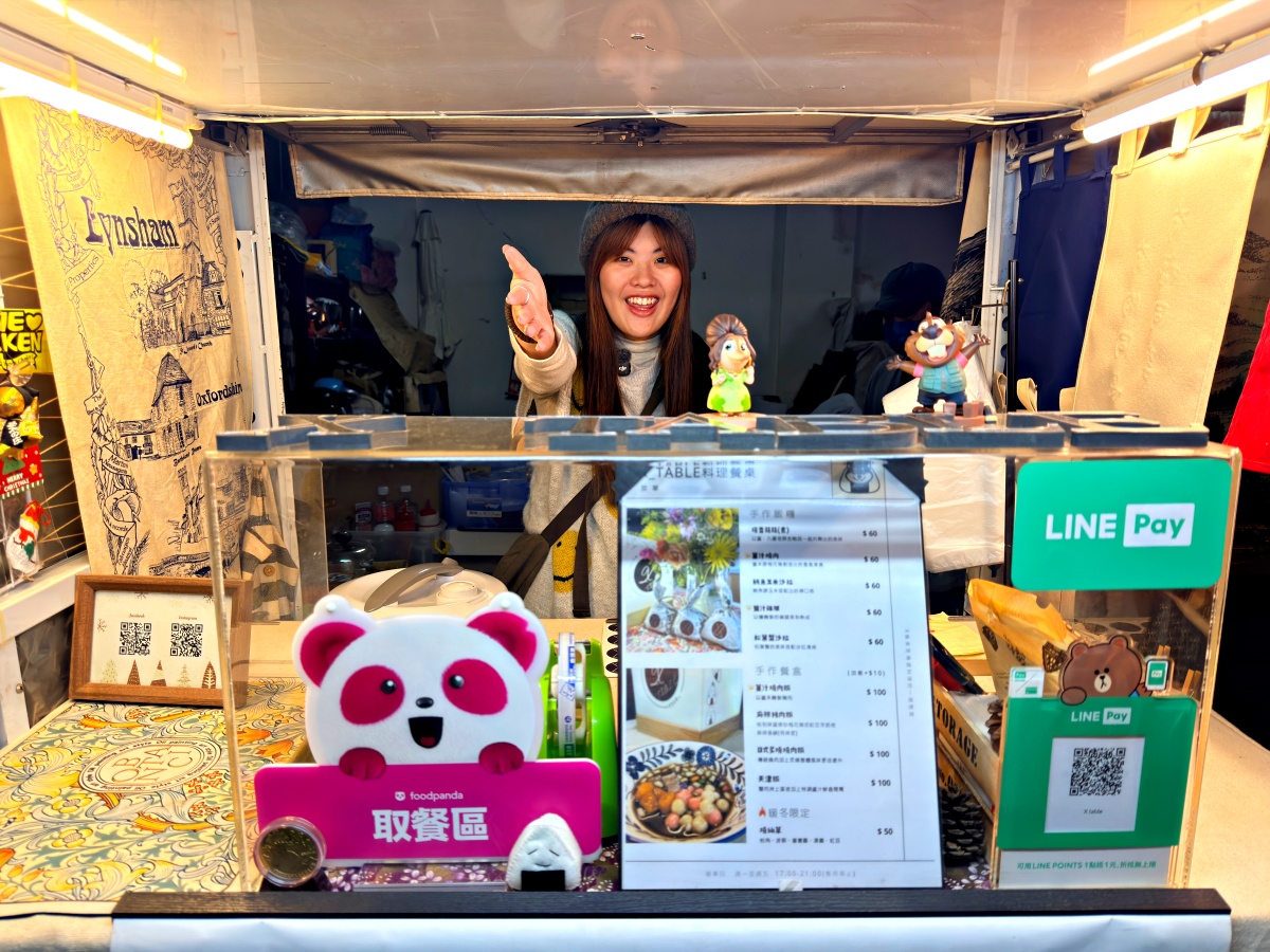 【台南美食】永康巷弄裡的深夜溫光：X-TABLE 料理餐桌，一顆職人手捏飯糰與冬日燒仙草的療癒對話