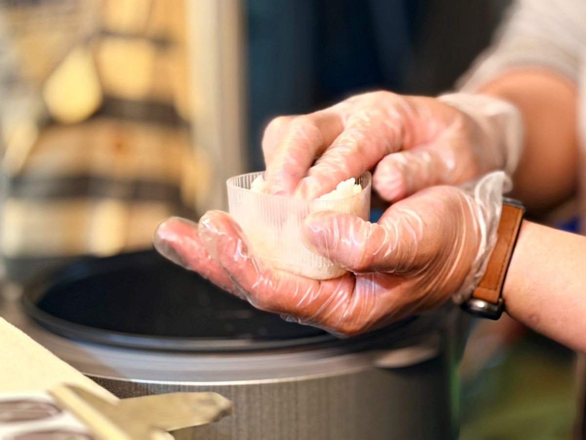 【台南美食】永康巷弄裡的深夜溫光：X-TABLE 料理餐桌，一顆職人手捏飯糰與冬日燒仙草的療癒對話