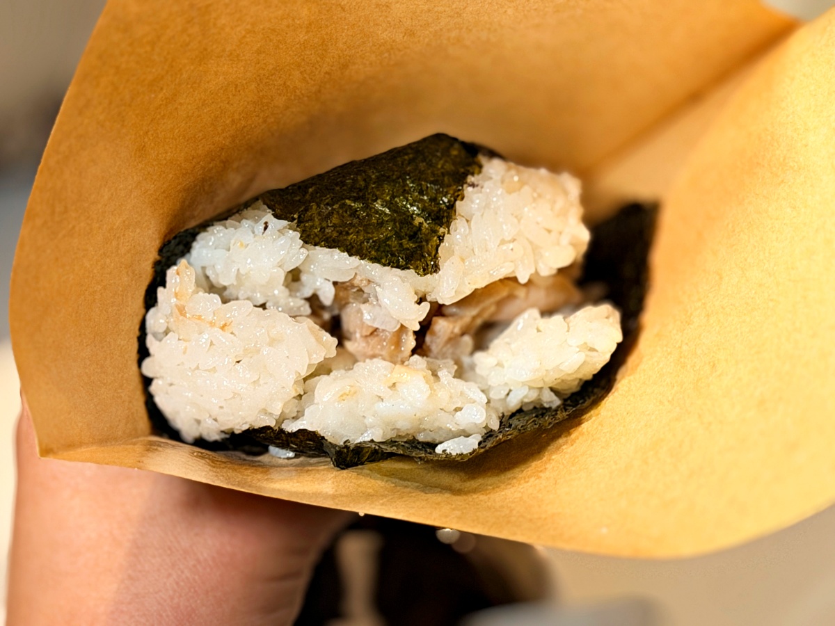 【台南美食】永康巷弄裡的深夜溫光：X-TABLE 料理餐桌，一顆職人手捏飯糰與冬日燒仙草的療癒對話