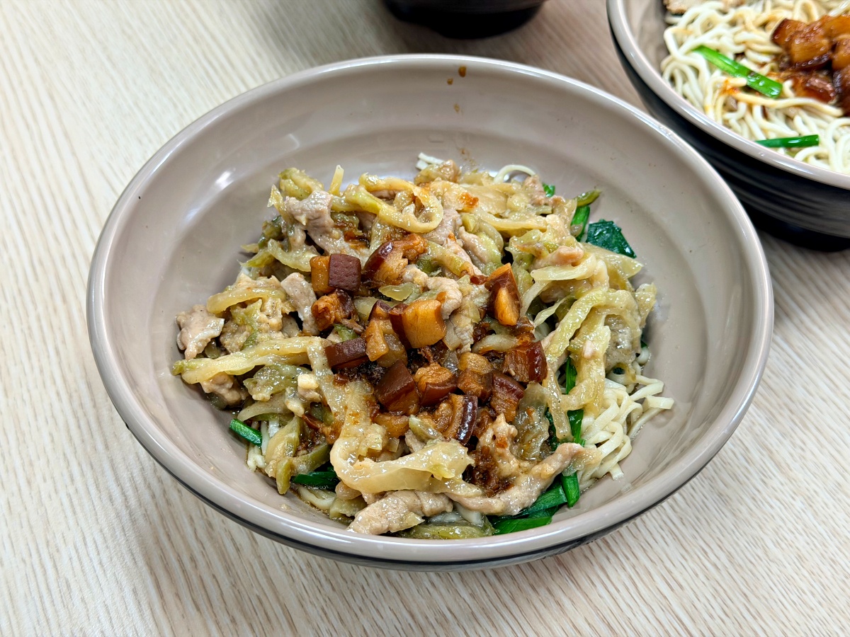 台南永康在地人激推！【拾麵拾光】隱身國華街巷弄的極簡美學，肉燥與麵食的極致靈魂