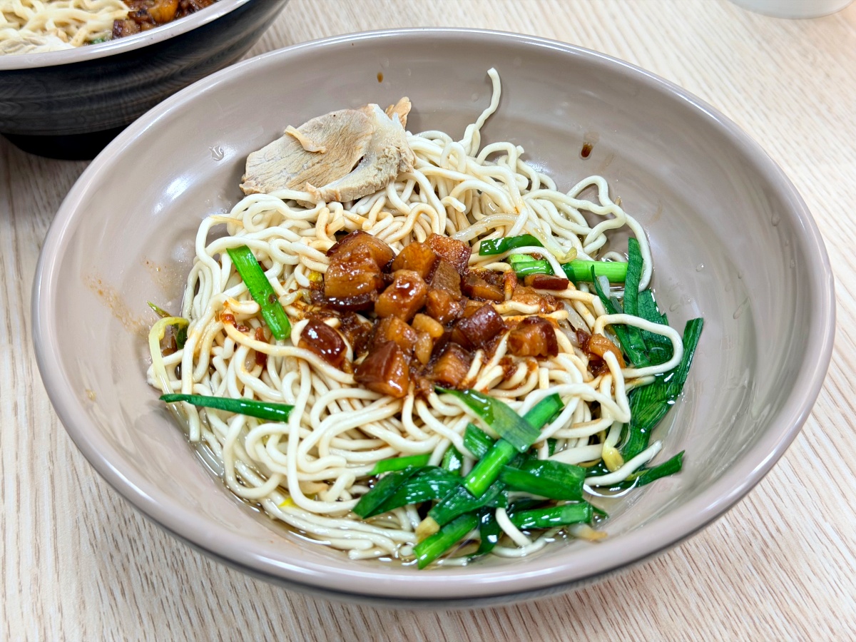 台南永康在地人激推！【拾麵拾光】隱身國華街巷弄的極簡美學，肉燥與麵食的極致靈魂