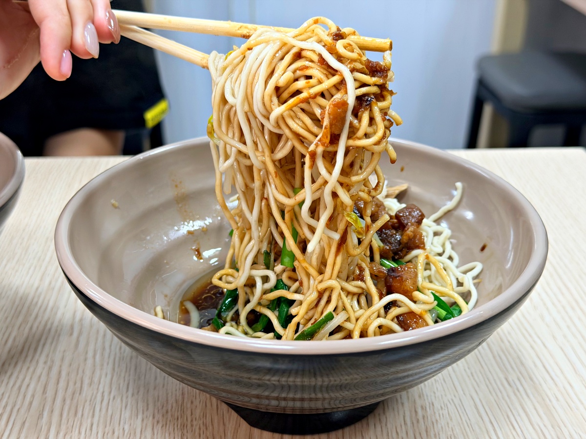 台南永康在地人激推！【拾麵拾光】隱身國華街巷弄的極簡美學，肉燥與麵食的極致靈魂