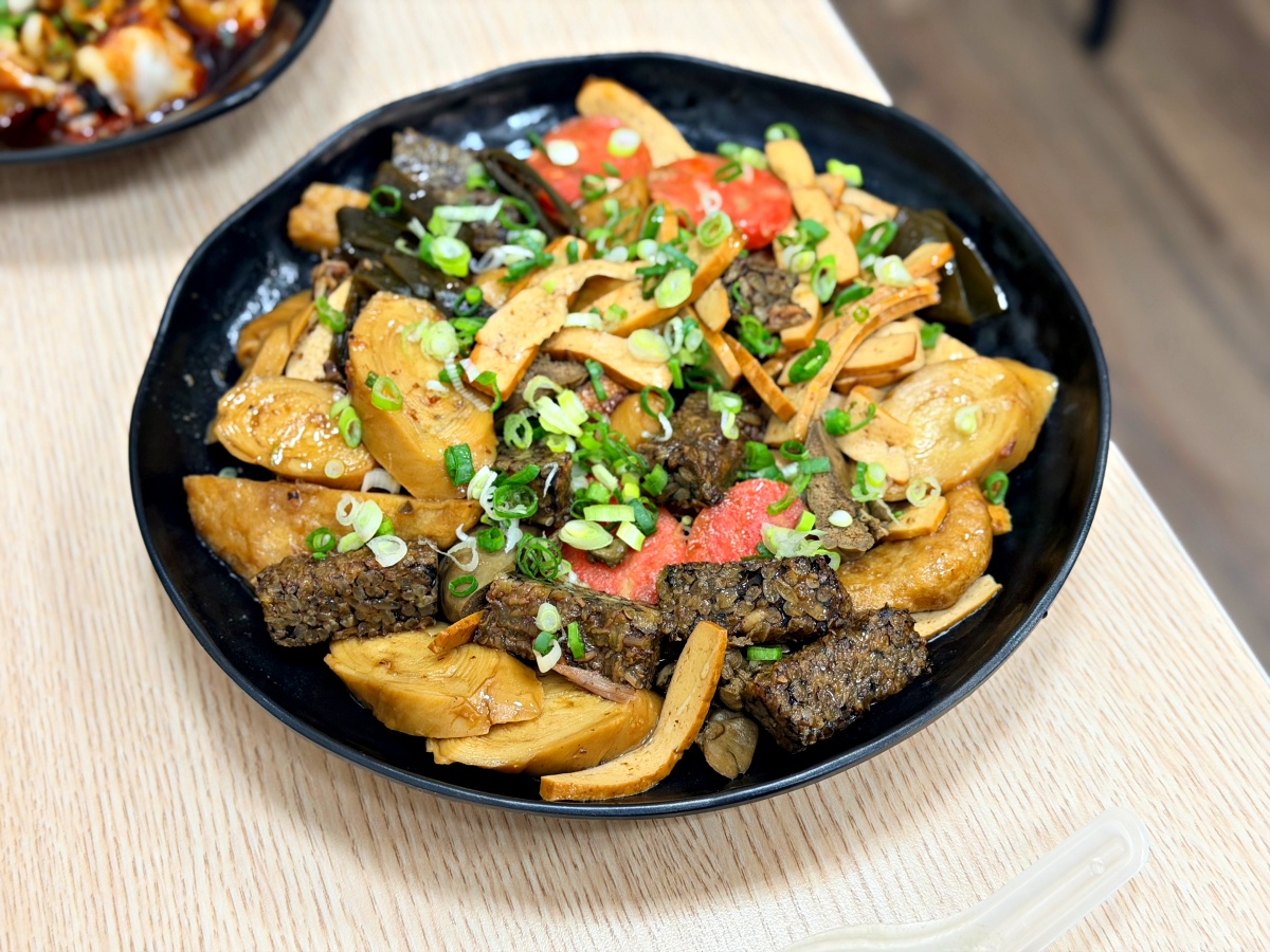 台南永康在地人激推！【拾麵拾光】隱身國華街巷弄的極簡美學，肉燥與麵食的極致靈魂