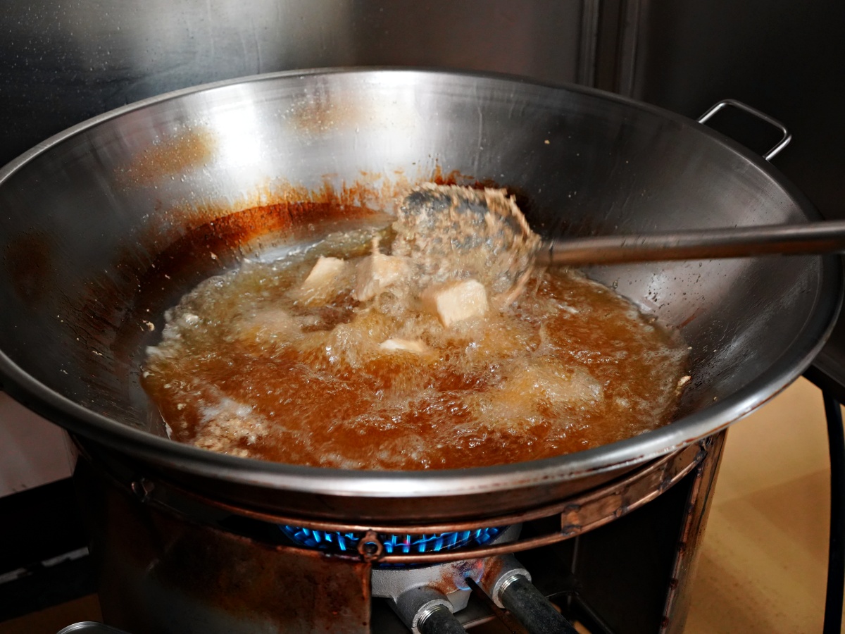 【台南永康】一派胡塩酵素臭豆腐：路過千萬別錯過！全台獨門「豆腸」與「極致酥脆」的深度味蕾開箱