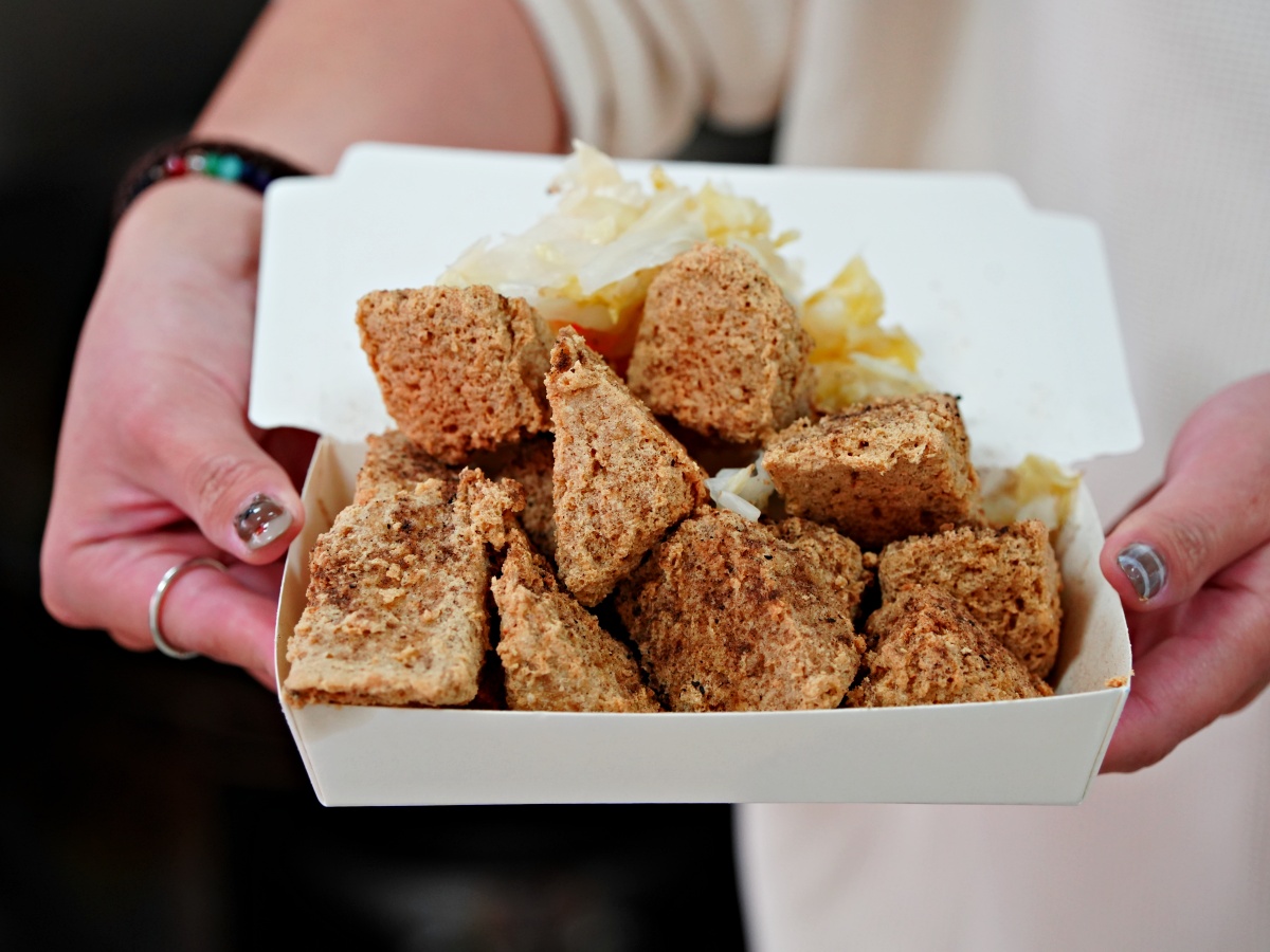 【台南永康】一派胡塩酵素臭豆腐：路過千萬別錯過！全台獨門「豆腸」與「極致酥脆」的深度味蕾開箱