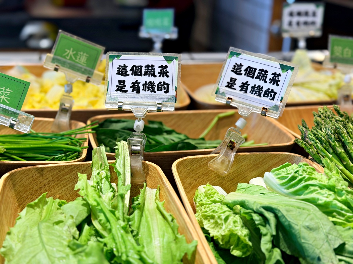 嘉義深度食記｜蔬盈市場火鍋：50+種有機鮮蔬與東石海鮮的極致交響，這場「海陸大戰」我選全贏！