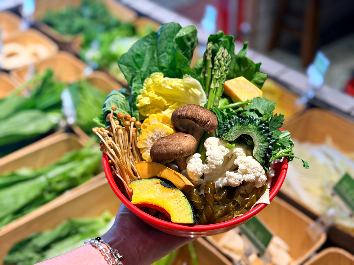 嘉義深度食記｜蔬盈市場火鍋：50+種有機鮮蔬與東石海鮮的極致交響，這場「海陸大戰」我選全贏！