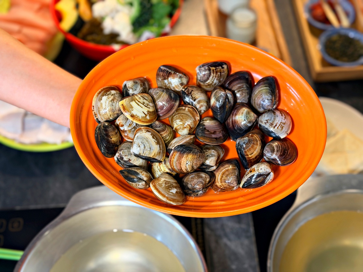 嘉義深度食記｜蔬盈市場火鍋：50+種有機鮮蔬與東石海鮮的極致交響，這場「海陸大戰」我選全贏！