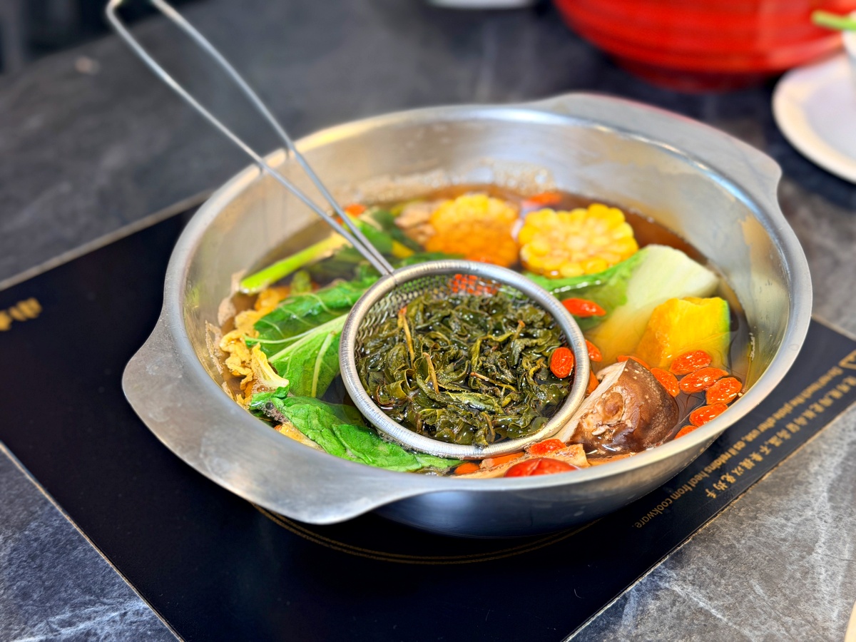 嘉義深度食記｜蔬盈市場火鍋：50+種有機鮮蔬與東石海鮮的極致交響，這場「海陸大戰」我選全贏！