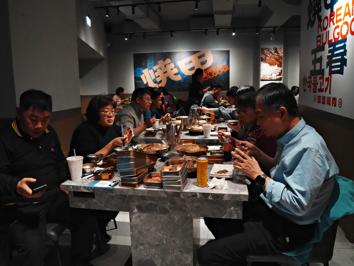 【台南美食】佳里區 $99元蔬菜吧吃到飽！燒甲五春平價銅盤燒肉：$69 元肉盤買 5 送 1 究極攻略，去殼裸奔白蝦、海鮮自由與蔬菜小菜吃到飽深度評測