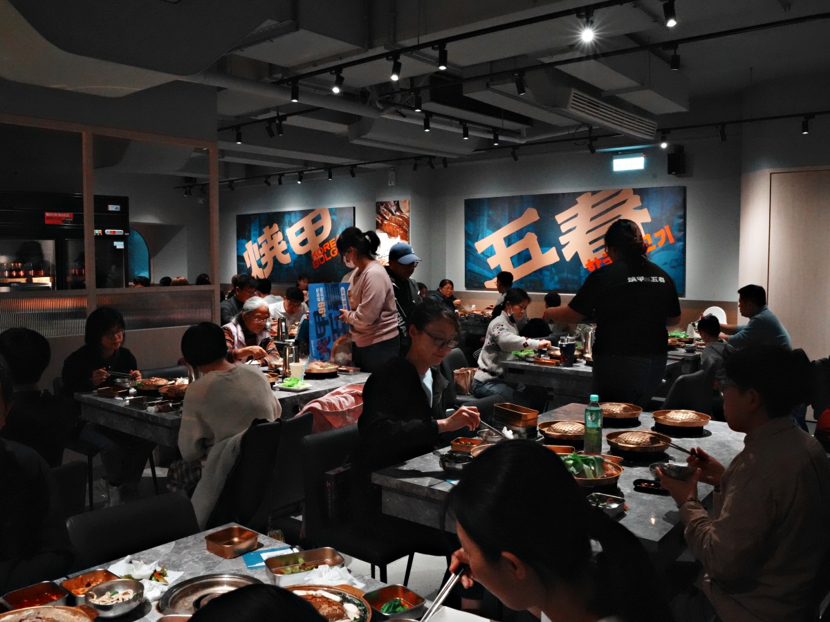 【台南美食】佳里區 $99元蔬菜吧吃到飽！燒甲五春平價銅盤燒肉：$69 元肉盤買 5 送 1 究極攻略，去殼裸奔白蝦、海鮮自由與蔬菜小菜吃到飽深度評測