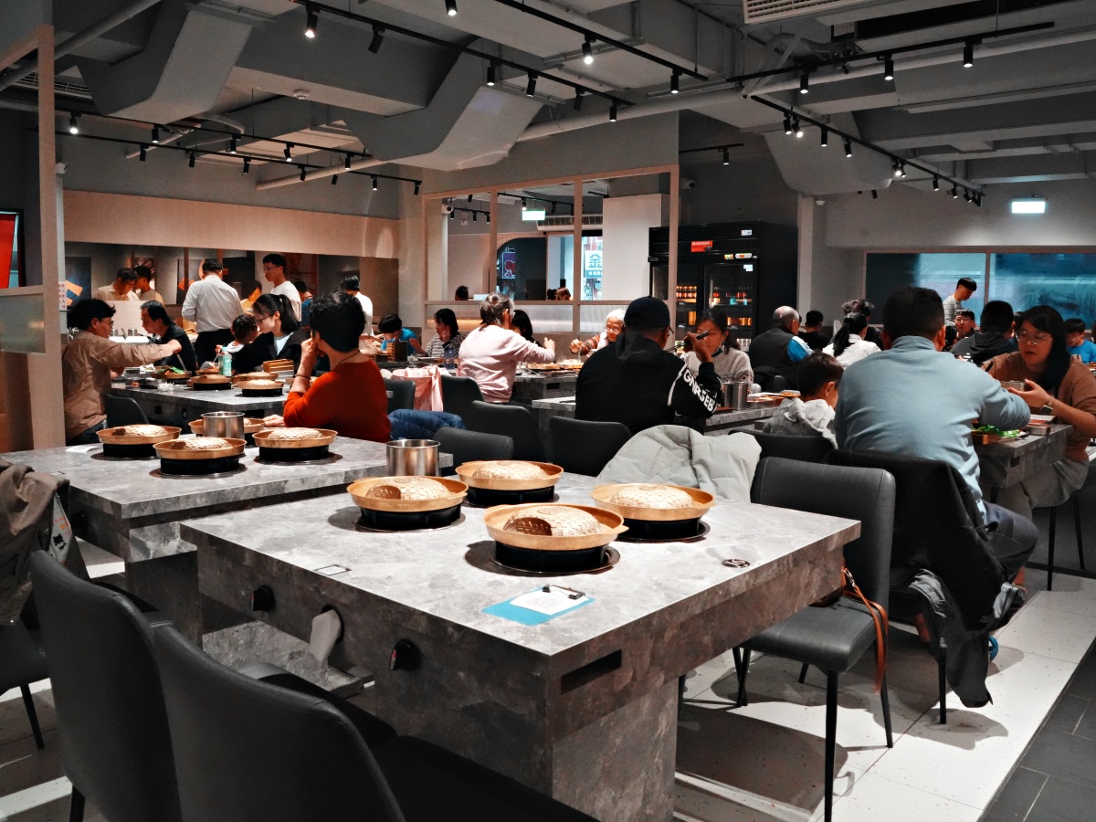 【台南美食】佳里區 $99元蔬菜吧吃到飽！燒甲五春平價銅盤燒肉：$69 元肉盤買 5 送 1 究極攻略，去殼裸奔白蝦、海鮮自由與蔬菜小菜吃到飽深度評測