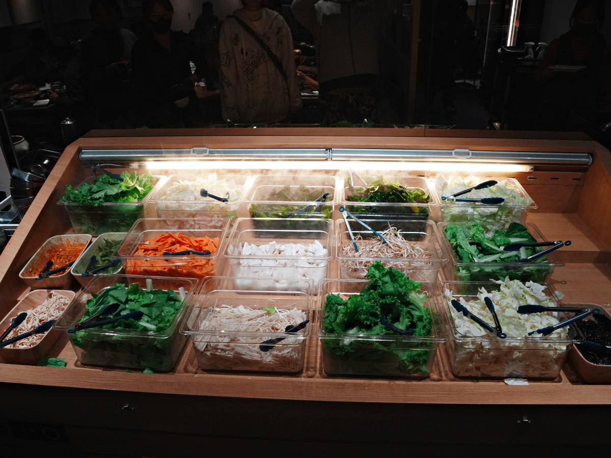 【台南美食】佳里區 $99元蔬菜吧吃到飽！燒甲五春平價銅盤燒肉：$69 元肉盤買 5 送 1 究極攻略，去殼裸奔白蝦、海鮮自由與蔬菜小菜吃到飽深度評測