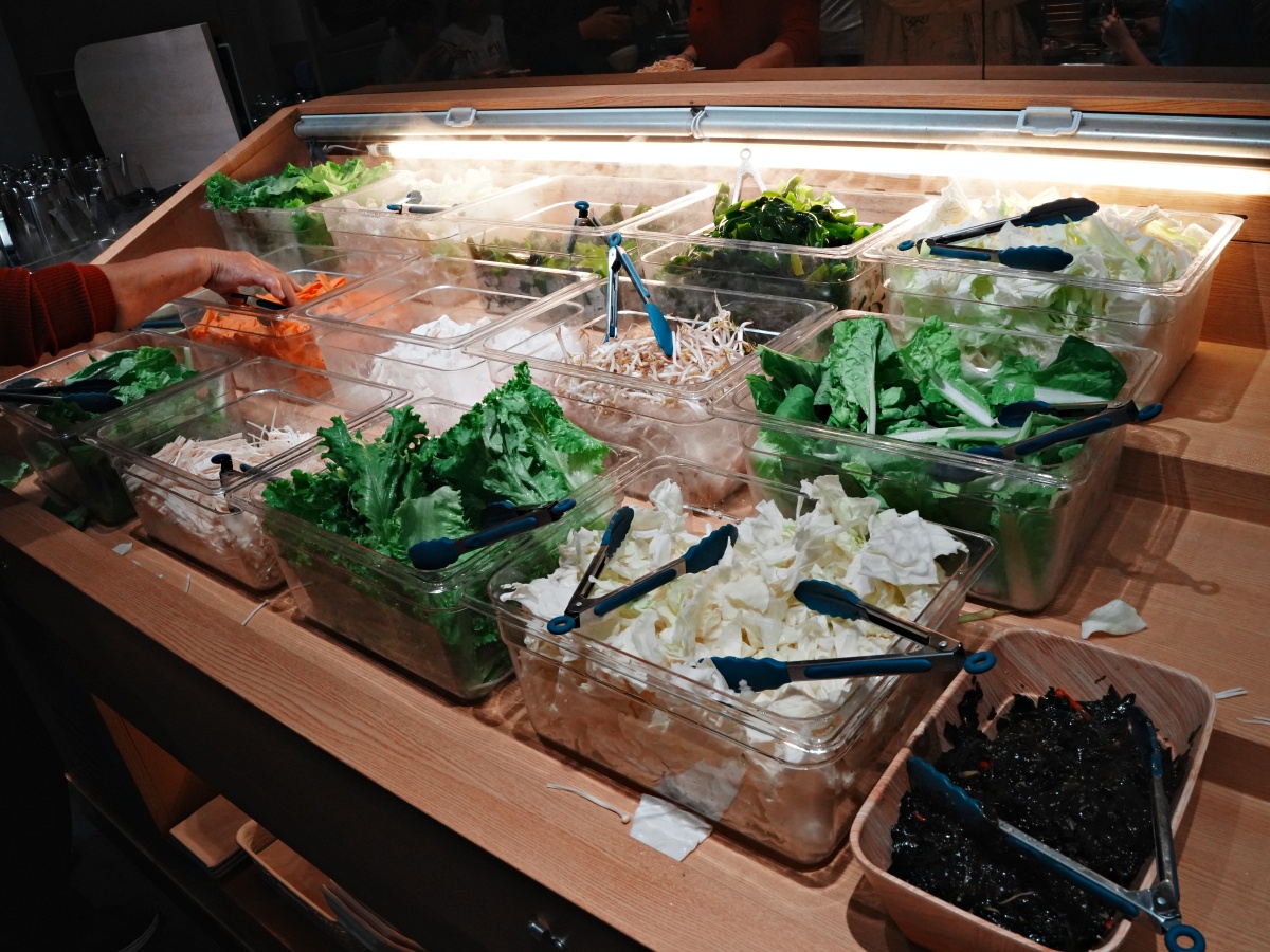 【台南美食】佳里區 $99元蔬菜吧吃到飽！燒甲五春平價銅盤燒肉：$69 元肉盤買 5 送 1 究極攻略，去殼裸奔白蝦、海鮮自由與蔬菜小菜吃到飽深度評測