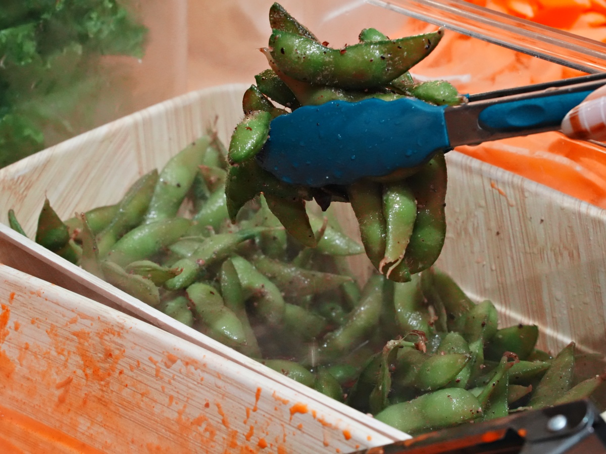 【台南美食】佳里區 $99元蔬菜吧吃到飽！燒甲五春平價銅盤燒肉：$69 元肉盤買 5 送 1 究極攻略，去殼裸奔白蝦、海鮮自由與蔬菜小菜吃到飽深度評測